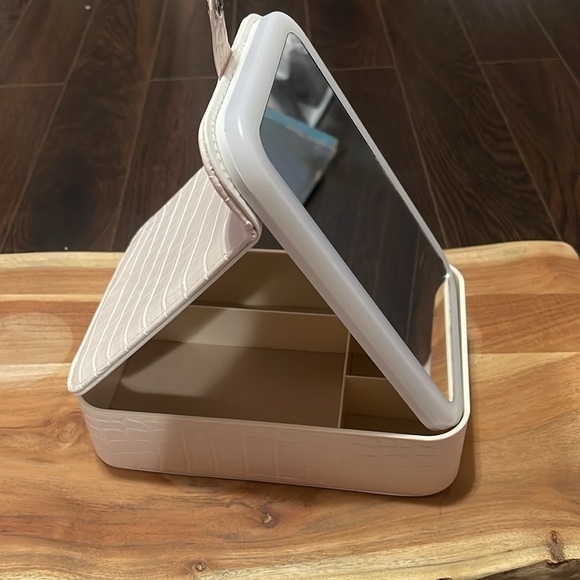 travel makeup case with light up mirror - Picture 4 of 4